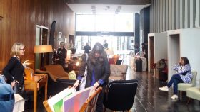 Midcentury East furniture show / Seating the stars (part 1)