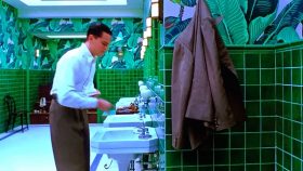 What is that bold, green leaf wallpaper in The Aviator?